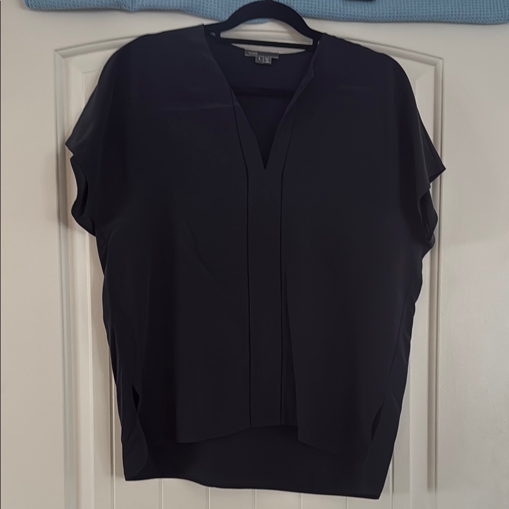 Women's Vince v-neck navy Top